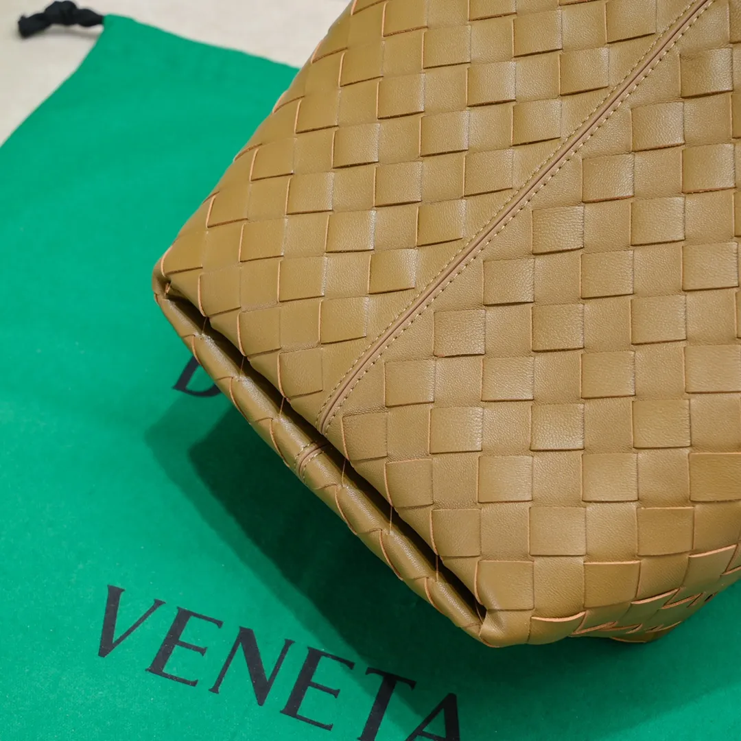 Batch 1500 #Bv 2023 new product Flip Flap tote bag, simple and practical tote body design, classic leather weaving, fully displaying Bv craftsmanship, and making the whole bag look more refined. The small zipper pocket can be placed inside the bag, or can be placed outside as a handbag seal. The versatile small tote [happy] is both fashionable and practical. It is suitable for a variety of occasions. It is made of top-grade happa lambskin. It is very soft and lightweight. The bag shape that can stand up without falling down is really nice. It is the first choice for fashion workers and expectant mothers. Size: 23x18.5x15, model: 7746